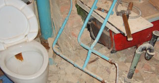 Профессиональный демонтаж перегородки ванной и туалета в Сатке - от 578 рублей